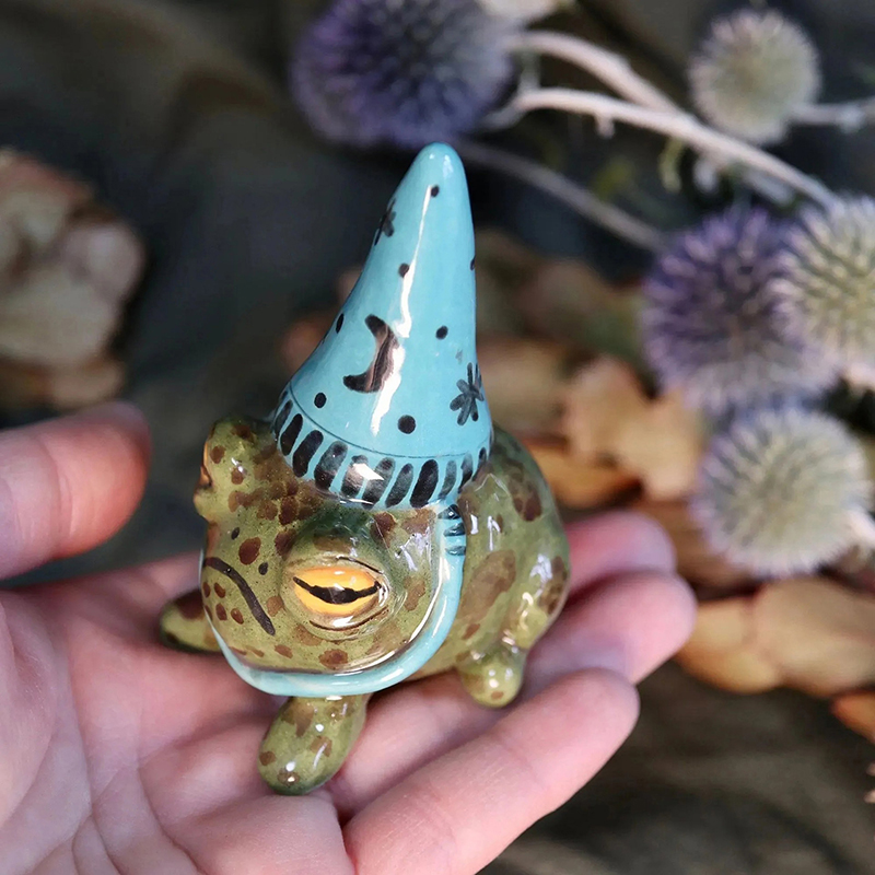 小さなカエルの手描きの像,樹脂の彫刻,魔女の帽子,盆栽の装飾 - Bonsai Garden Art のレビューと価格